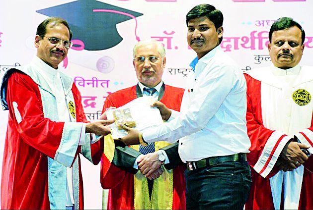 He achieved the success of gas stove repair | गॅस शेगडी दुरुस्तीचे काम करुन त्याने गाठले यश