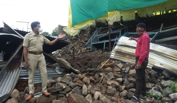Mother and daughter dies after falling a wall at Sailani in Buldhana District | सैलानी येथे भींत अंगावर पडल्याने माय-लेकीचा मृत्यू