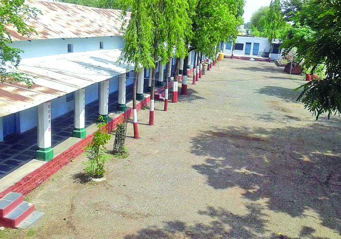 Two thousand Schools, colleges close in Buldana district! | बुलडाणा जिल्ह्यातील दोन हजारावर शाळा, महाविद्यालय बंद! Two thousand Schools, colleges close in Buldana district! | बुलडाणा जिल्ह्यातील दोन हजारावर शाळा, महाविद्यालय बंद!