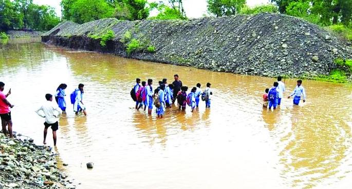 Travel from river bed to go to school | शाळेत जाण्यासाठी नदीपात्रातून प्रवास Travel from river bed to go to school | शाळेत जाण्यासाठी नदीपात्रातून प्रवास