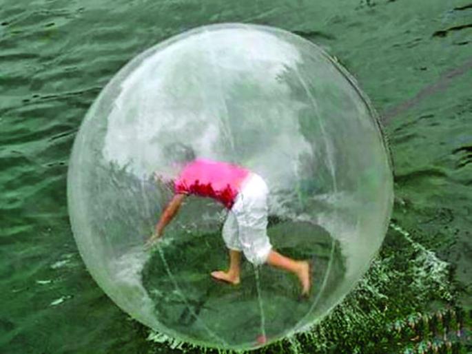 'Zorobic Ball' for entertaining in Garden of Buldhana | चिमुकल्यांसह थोरांच्या मनोरंजनासाठी ‘झोराबिक बॉल’