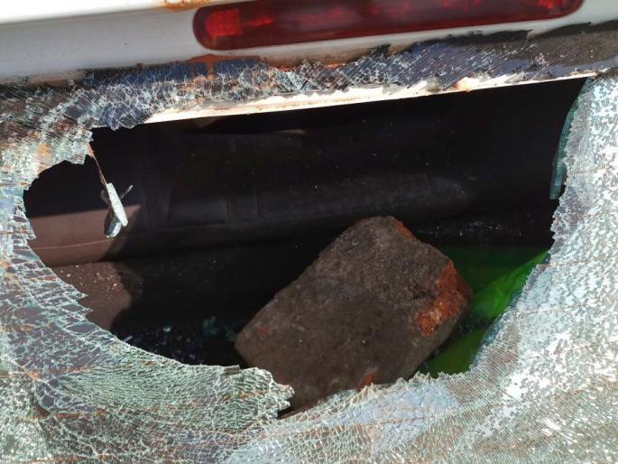 Mid-day drowning on CIDCO's Pawanagar road; The stone rolled over the vehicles | सिडकोच्या पवननगर रस्त्यावर मध्यपींचा धिंगाणा; वाहनांवर फिरकावले दगड Mid-day drowning on CIDCO's Pawanagar road; The stone rolled over the vehicles | सिडकोच्या पवननगर रस्त्यावर मध्यपींचा धिंगाणा; वाहनांवर फिरकावले दगड