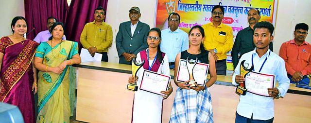 Students should take lessons in development | विद्यार्थ्यांनी विकासाचे धडे घ्यावे