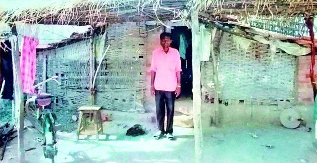 Stuck in redfish house | लालफितशाहीत अडकले घरकूल Stuck in redfish house | लालफितशाहीत अडकले घरकूल