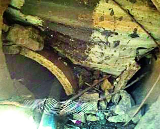 Water pipe wasted due to heavy damage to the field | पाण्याचा पाईप बुजविला शेतीचे मोठे नुकसान