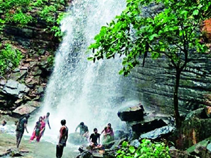 Muktai waterfall blossoms by tourists | मुक्ताई धबधबा पर्यटकांनी फुलला