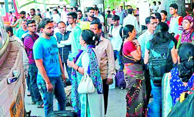 Passengers of bus station gajabajali | प्रवाशांनी बसस्थानके गजबजली Passengers of bus station gajabajali | प्रवाशांनी बसस्थानके गजबजली