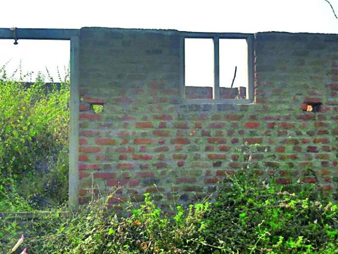 Eclipse of fund | घरकुलाच्या उद्दिष्टपूर्तीला निधीचे ग्रहण Eclipse of fund | घरकुलाच्या उद्दिष्टपूर्तीला निधीचे ग्रहण