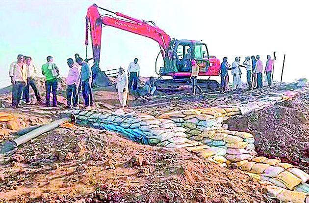 The villagers stopped construction of Dindoda project | गावकऱ्यांनी रोखले दिंदोडा प्रकल्पाचे बांधकाम The villagers stopped construction of Dindoda project | गावकऱ्यांनी रोखले दिंदोडा प्रकल्पाचे बांधकाम