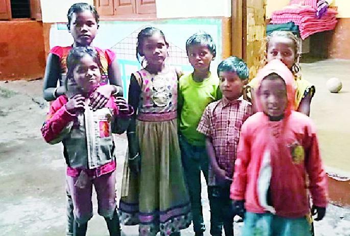 On page 70, there are actually seven students | पटावर ७०, प्रत्यक्षात मात्र सात विद्यार्थी On page 70, there are actually seven students | पटावर ७०, प्रत्यक्षात मात्र सात विद्यार्थी