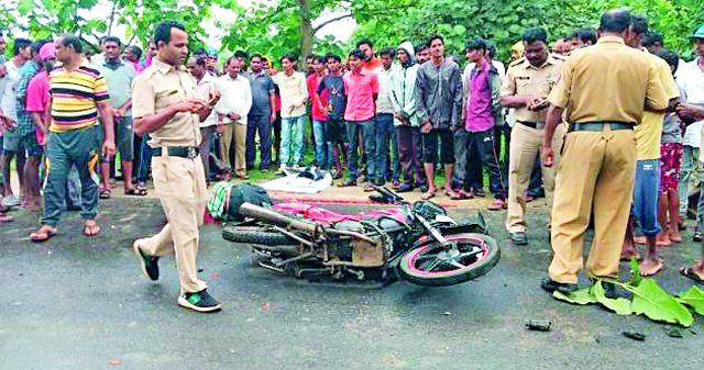 Youth killed in a truck-bike accident, one injured | ट्रक-दुचाकी अपघातात युवक ठार, एक जखमी Youth killed in a truck-bike accident, one injured | ट्रक-दुचाकी अपघातात युवक ठार, एक जखमी