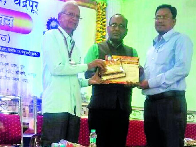 Gondavana poems take control of the minds of riders | गोंडवनातील कवितांनी घेतला रसिकांच्या मनाचा ताबा Gondavana poems take control of the minds of riders | गोंडवनातील कवितांनी घेतला रसिकांच्या मनाचा ताबा