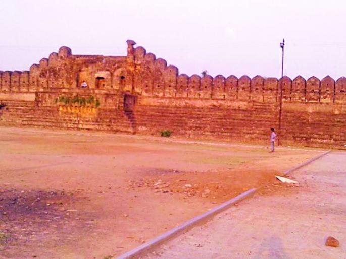 Water sources fluttering due to lack of planning | नियोजनाअभावी आटताहेत जलस्रोत Water sources fluttering due to lack of planning | नियोजनाअभावी आटताहेत जलस्रोत