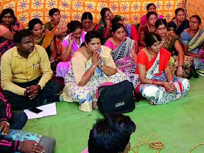 Hundreds of investors fell victim to district creamery | शेकडो गुंतवणूकधारकांची जिल्हा कचेरीवर धडक Hundreds of investors fell victim to district creamery | शेकडो गुंतवणूकधारकांची जिल्हा कचेरीवर धडक