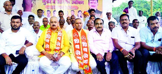 MLAs' fasting with farmers | शेतकऱ्यांसह आमदारांचे उपोषण MLAs' fasting with farmers | शेतकऱ्यांसह आमदारांचे उपोषण