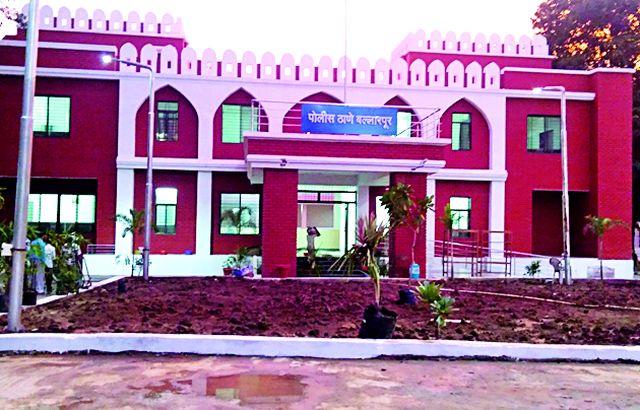 Ballarpuri police station's high fare | बल्लारपूूर पोलीस ठाण्याची उंच भरारी