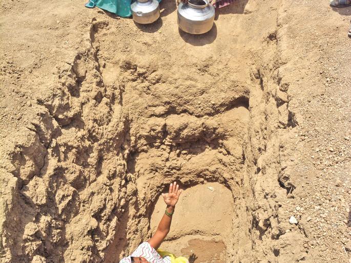 Water scarcity problem is serious in Akola | खारपाणपट्ट्यात पाणीटंचाईचा प्रश्न गंभीर; तहान भागविण्यासाठी ‘टँकर-झिऱ्या’वर धाव ! Water scarcity problem is serious in Akola | खारपाणपट्ट्यात पाणीटंचाईचा प्रश्न गंभीर; तहान भागविण्यासाठी ‘टँकर-झिऱ्या’वर धाव !
