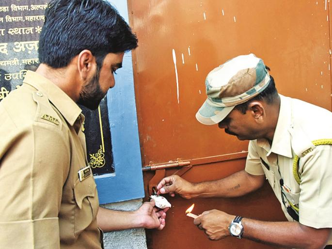 possession of plot; Action taken by municipal corporation | भूखंड घेतला ताब्यात; शाळेला लावले कुलूप, महापालिकेची कारवाई possession of plot; Action taken by municipal corporation | भूखंड घेतला ताब्यात; शाळेला लावले कुलूप, महापालिकेची कारवाई