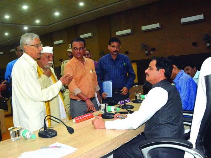 Guardian Minister's Public Administration Court receives 95 complaints! | पालकमंत्र्यांच्या जनता दरबारात ९५ तक्रारी प्राप्त! Guardian Minister's Public Administration Court receives 95 complaints! | पालकमंत्र्यांच्या जनता दरबारात ९५ तक्रारी प्राप्त!
