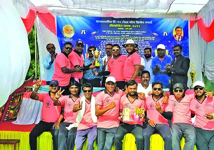  Advocate Cup Cricket Tournament: Akola 'A' Advocate Team ween | अ‍ॅडव्होकेट चषक क्रिकेट स्पर्धा : अकोला 'अ' वकील संघाला अजिंक्यपद
