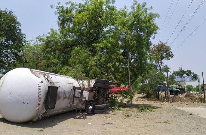 The gas tanker overturned while rescuing the bicycle | सायकलला वाचविताना गॅस टॅँकर उलटला The gas tanker overturned while rescuing the bicycle | सायकलला वाचविताना गॅस टॅँकर उलटला