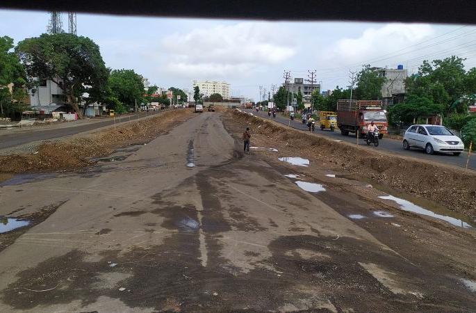 Work on the flyover on the highway has finally begun | महामार्गावर उड्डाणपुलाच्या कामाला अखेरीस प्रारंभ Work on the flyover on the highway has finally begun | महामार्गावर उड्डाणपुलाच्या कामाला अखेरीस प्रारंभ