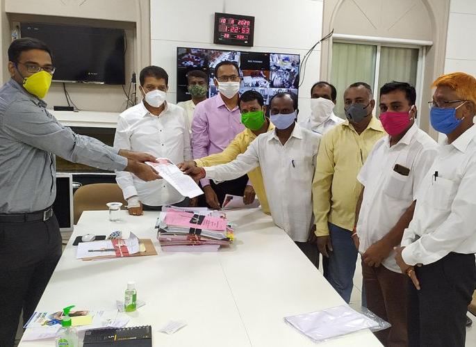 Corona causes starvation time on driver owner student transporters | कोरोनामुळे चालक मालक विद्यार्थी वाहतूकदारांवर उपासमारीची वेळ Corona causes starvation time on driver owner student transporters | कोरोनामुळे चालक मालक विद्यार्थी वाहतूकदारांवर उपासमारीची वेळ