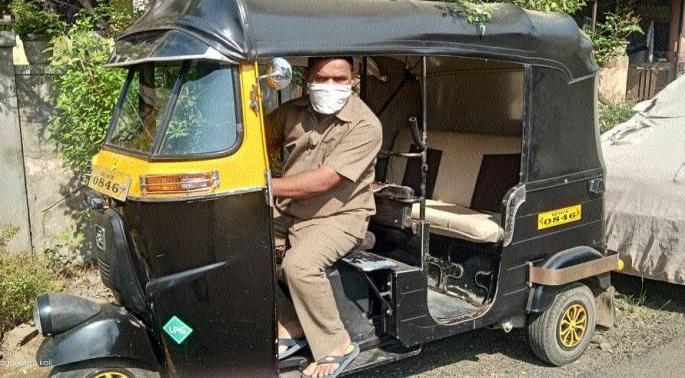 At Bhusawal, the wheels of twelve hundred rickshaws stopped | भुसावळला बाराशे रिक्षाची चाके थांबली