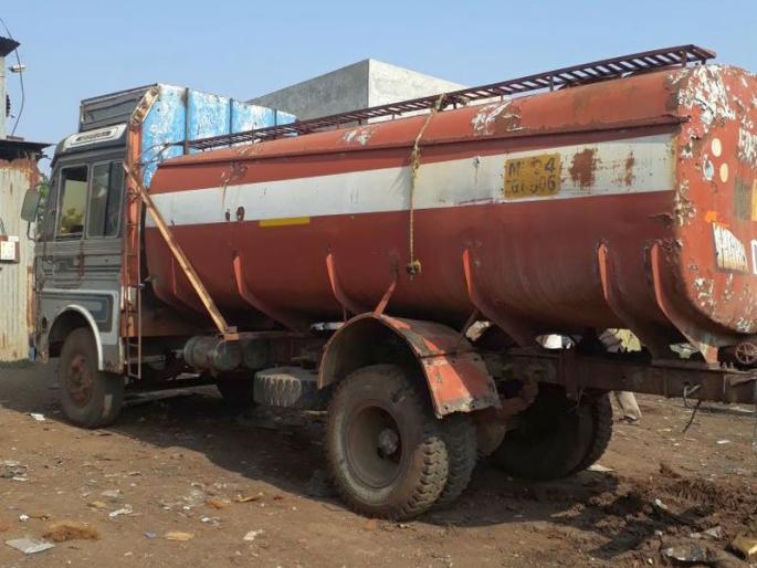 In the truck cabin of Dhule, | धुळ्यात ट्रकच्या कॅबिनमध्ये तरुणाचा गळफास In the truck cabin of Dhule, | धुळ्यात ट्रकच्या कॅबिनमध्ये तरुणाचा गळफास