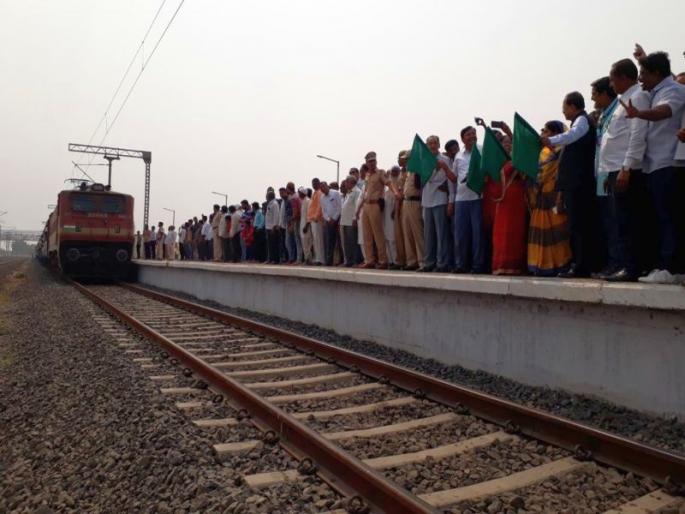 Shinde Kheda 'Navajivan Express' from today! | शिंदखेड्यात आजपासून ‘नवजीवन एक्स्प्रेस’ ला थांबा! Shinde Kheda 'Navajivan Express' from today! | शिंदखेड्यात आजपासून ‘नवजीवन एक्स्प्रेस’ ला थांबा!