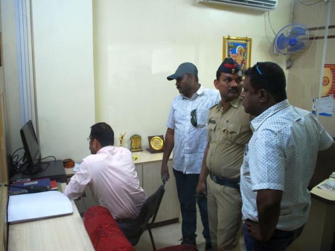 Rs 10 lakh stolen from Punjab National Bank in Dhule | धुळ्यात पंजाब नॅशनल बॅँकेतून १० लाख रुपयांची चोरी Rs 10 lakh stolen from Punjab National Bank in Dhule | धुळ्यात पंजाब नॅशनल बॅँकेतून १० लाख रुपयांची चोरी