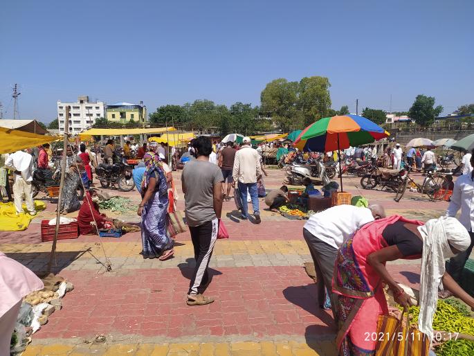 Rush to buy things in the temple | देवळ्यात वस्तूंच्या खरेदीसाठी धावपळ