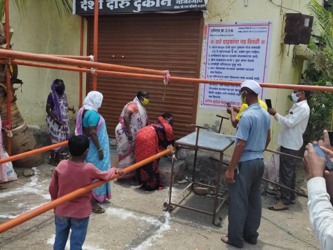 The women avoided hitting the liquor shop in Manjargaon | मांजरगावच्या दारू दुकानाला महिलांनी ठोकले टाळे The women avoided hitting the liquor shop in Manjargaon | मांजरगावच्या दारू दुकानाला महिलांनी ठोकले टाळे