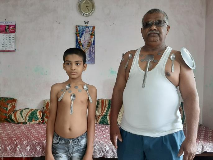 The senior citizen was vaccinated and the child was vaccinated against steel | ज्येष्ठ नागरिकाला लस घेऊन तर मुलाला लसीविनाच स्टीलच्या वस्तू चिकटल्या The senior citizen was vaccinated and the child was vaccinated against steel | ज्येष्ठ नागरिकाला लस घेऊन तर मुलाला लसीविनाच स्टीलच्या वस्तू चिकटल्या