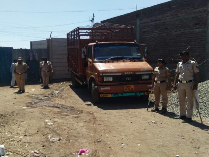 Four-wheeler seized with cattle's flesh in Dhule | धुळे येथे गुरांच्या मांसासह चारचाकी वाहन जप्त Four-wheeler seized with cattle's flesh in Dhule | धुळे येथे गुरांच्या मांसासह चारचाकी वाहन जप्त