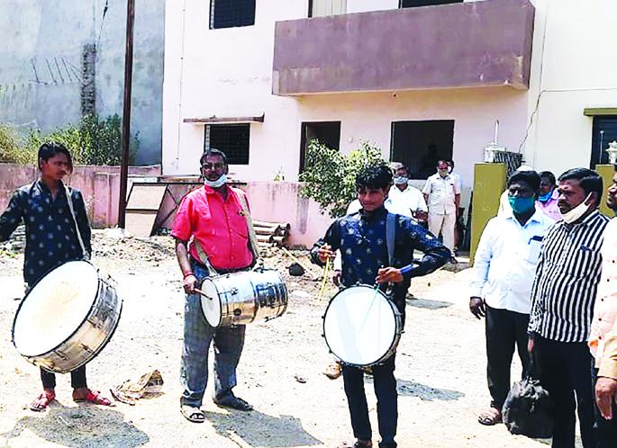 Municipal Corporation is playing drums in front of the houses of the arrears for tax collection | कर वसुलीसाठी महापालिका वाजवितेय थकबाकीदारांच्या घरासमोर ढोल अन् ताशे Municipal Corporation is playing drums in front of the houses of the arrears for tax collection | कर वसुलीसाठी महापालिका वाजवितेय थकबाकीदारांच्या घरासमोर ढोल अन् ताशे
