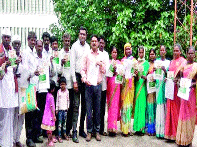 A rally rally in Dubrete | डुबेरेत रोहयोवरील मजुरांचा मेळावा A rally rally in Dubrete | डुबेरेत रोहयोवरील मजुरांचा मेळावा