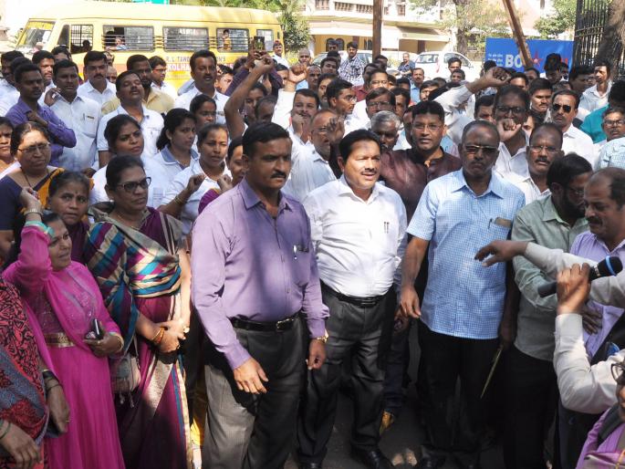 In the name of encroachment stop the proceedings in the Kolhapur area, a rally against the municipal corporation | अतिक्रमणाच्या नावाखाली कोल्हापूरातील फेरिवाल्यांवरील कारवाई थांबवा, महापालिकेवर मोर्चा In the name of encroachment stop the proceedings in the Kolhapur area, a rally against the municipal corporation | अतिक्रमणाच्या नावाखाली कोल्हापूरातील फेरिवाल्यांवरील कारवाई थांबवा, महापालिकेवर मोर्चा