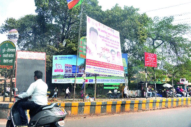 Shivsena's brother, grandfather, grandfather, Anna troubles | शिवसेनेचे भाऊ, दादा, नाना, अण्णा अडचणीत Shivsena's brother, grandfather, grandfather, Anna troubles | शिवसेनेचे भाऊ, दादा, नाना, अण्णा अडचणीत