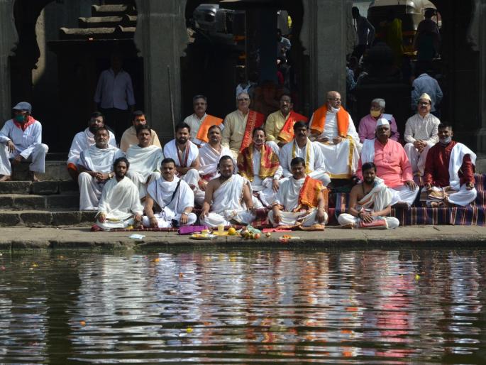 Corona recites the ritual of emancipation with Ganga worship | कोरोना संकटमुक्तीच्या अनुष्ठानाची गंगापूजनाने सांगता Corona recites the ritual of emancipation with Ganga worship | कोरोना संकटमुक्तीच्या अनुष्ठानाची गंगापूजनाने सांगता