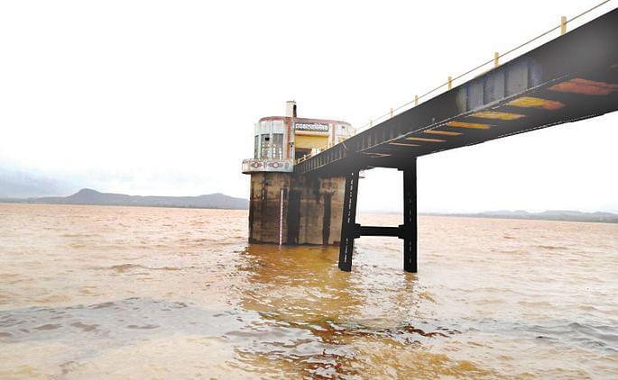Gangapur dam stocks at 94% rainfall throughout the day: water on the enthusiasm of Ganesh devotees | गंगापूर धरणाचा साठा ९४ टक्क्यांवर दिवसभर पावसाची रिपरिप : गणेश भक्तांच्या उत्साहावर पाणी Gangapur dam stocks at 94% rainfall throughout the day: water on the enthusiasm of Ganesh devotees | गंगापूर धरणाचा साठा ९४ टक्क्यांवर दिवसभर पावसाची रिपरिप : गणेश भक्तांच्या उत्साहावर पाणी