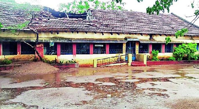 Half of the schools do not have electricity | निम्म्या शाळांमध्ये वीजच नाही Half of the schools do not have electricity | निम्म्या शाळांमध्ये वीजच नाही