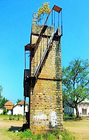 British rainy seasonal tower collapse | ब्रिटिशकालीन पर्जन्यमापक टॉवर कोसळण्याच्या मार्गावर