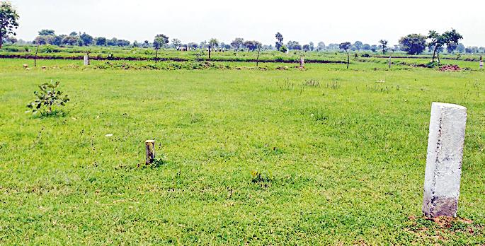 Give compensation to the train passengers | रेल्वेग्रस्तांना योेग्य मोबदला द्या Give compensation to the train passengers | रेल्वेग्रस्तांना योेग्य मोबदला द्या