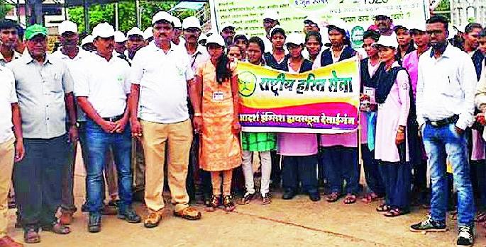 Distribution of seedball at the railway station | रेल्वे स्थानकावर सीडबॉलचे वितरण Distribution of seedball at the railway station | रेल्वे स्थानकावर सीडबॉलचे वितरण