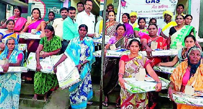 Gas allocation to poor and needy women | गरीब व गरजू महिलांना गॅस वाटप