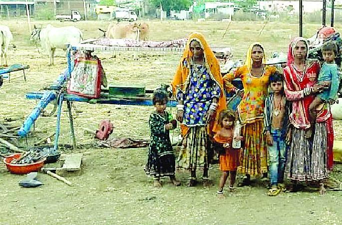 The wandering of the families of the Ladhar community | गाडी लोहार समाजाच्या कुटुंबांची भटकंती
