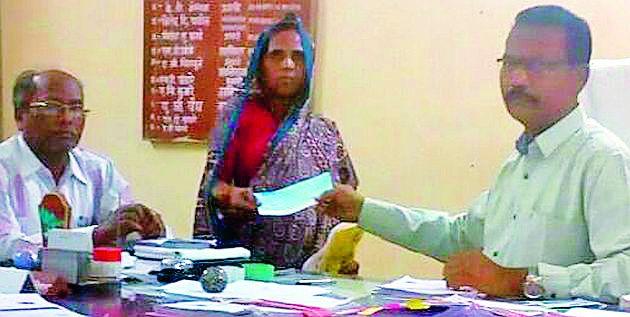 Check distribution to 12 beneficiaries | १२ लाभार्थ्यांना धनादेशाचे वितरण Check distribution to 12 beneficiaries | १२ लाभार्थ्यांना धनादेशाचे वितरण