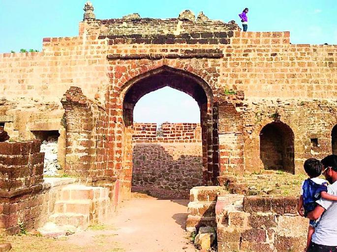 The work of the Vairagarh fort is slow | वैरागड किल्ल्याचे काम संथगतीने