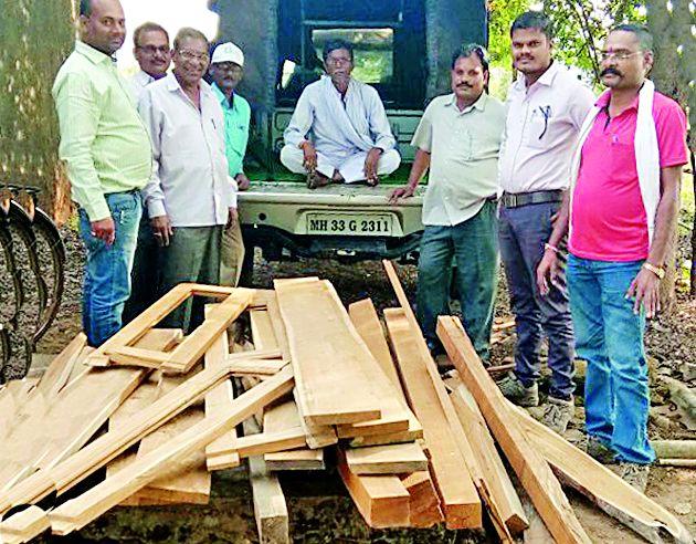 49 wooden plates seized | ४९ लाकूड पाट्या जप्त 49 wooden plates seized | ४९ लाकूड पाट्या जप्त